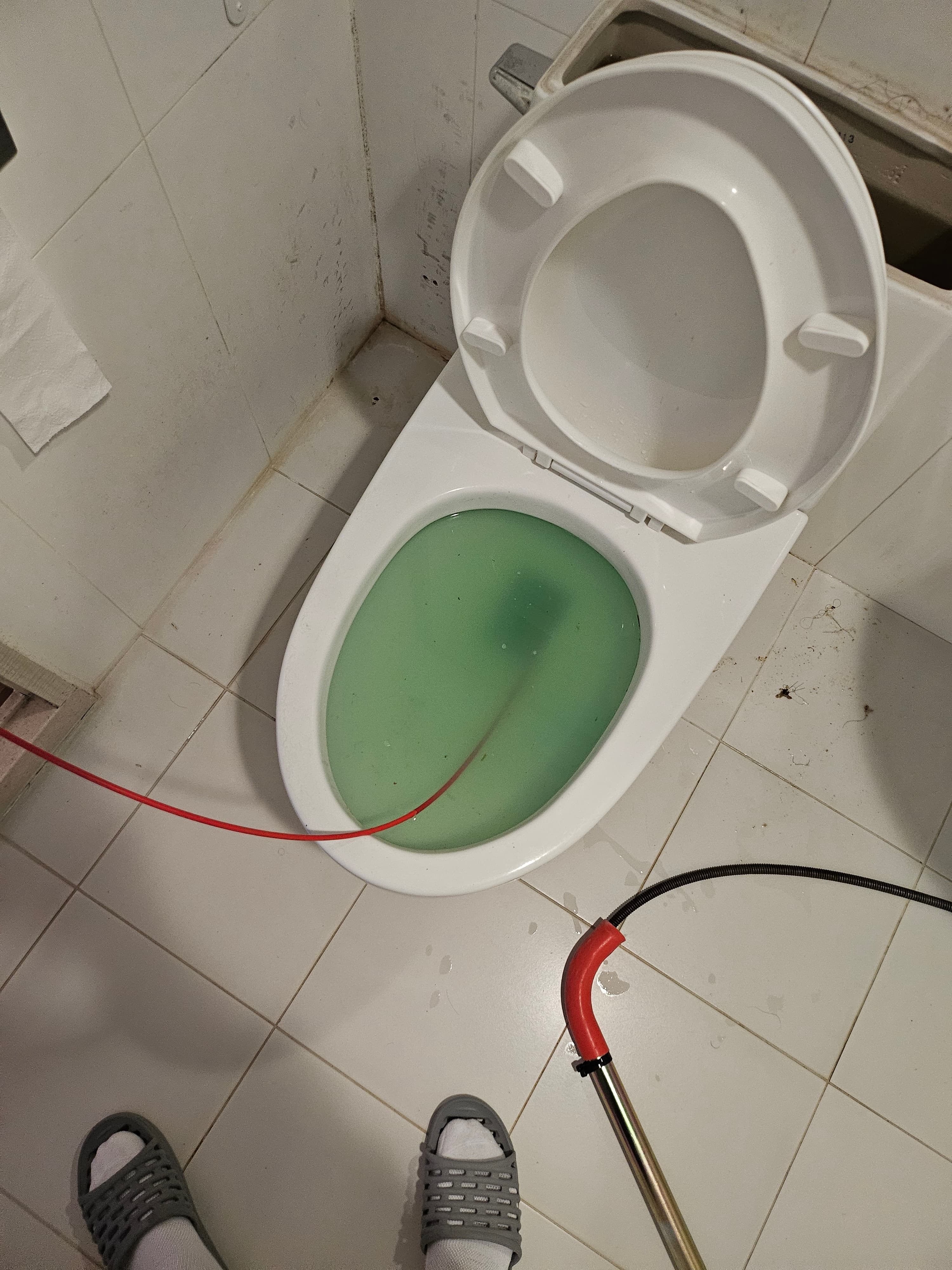 변기 막힘 — 스네이크 장비 투입